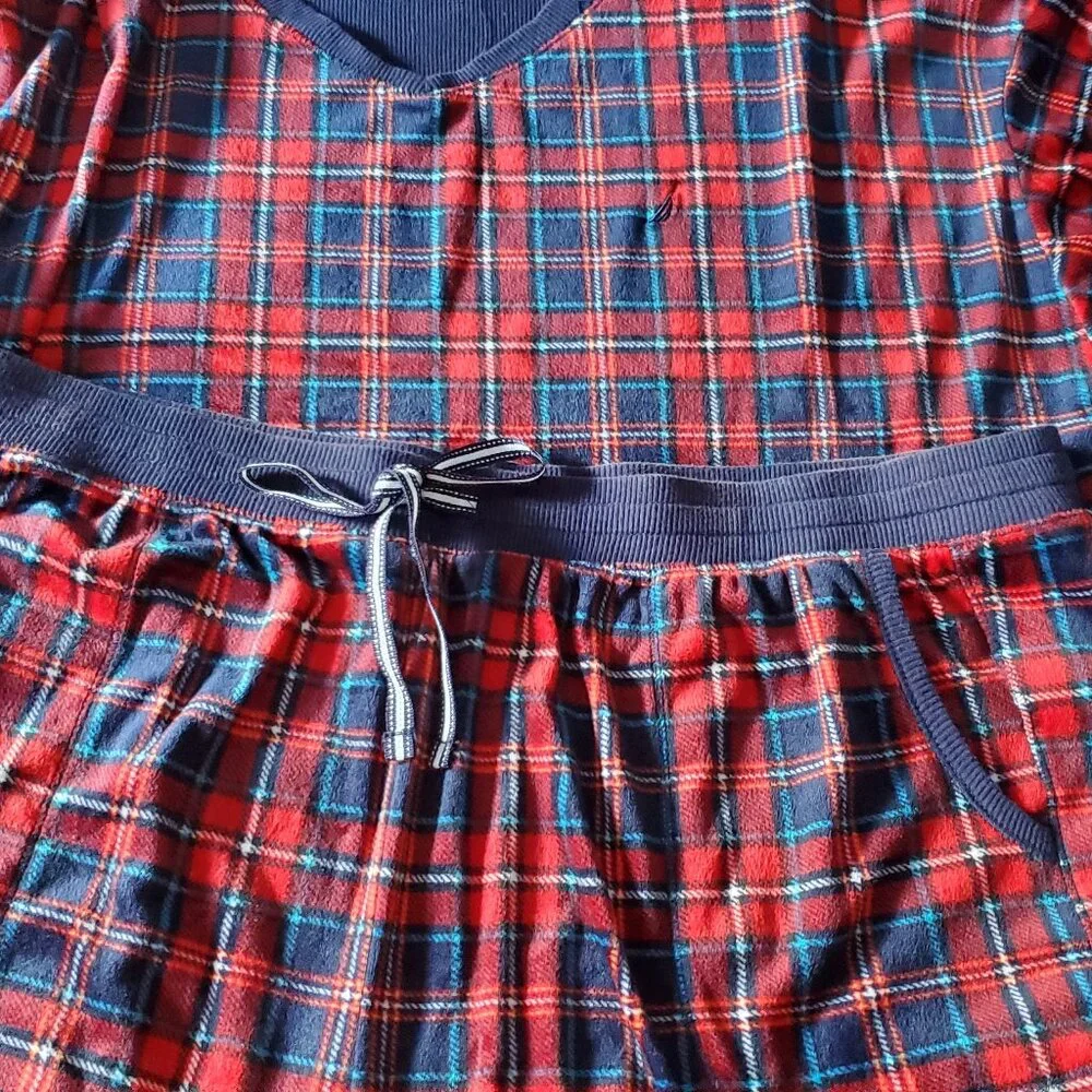 Nautica Super Soft Velvet Feel 2pc Long Sleeve Top Pants Pajama Set in Red Plaid